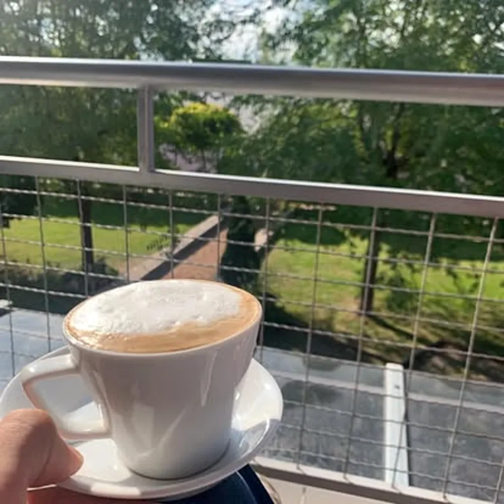 Kafa na terasi nad terenima