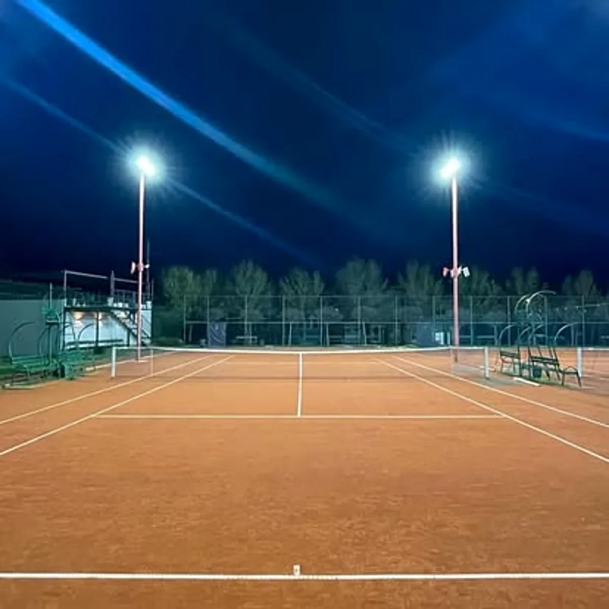 Teniski teren pod reflektorima uveče
